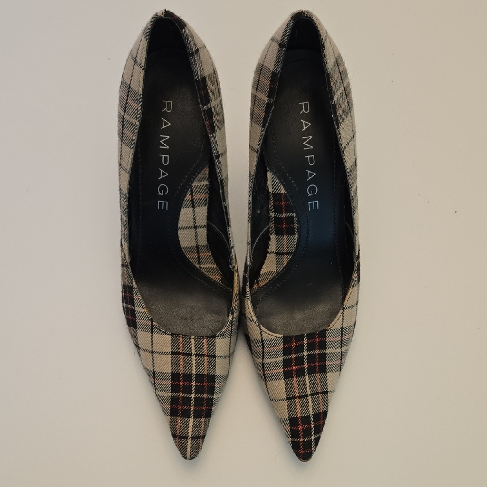 Rampage Black and Cream Heels with Sophisticated Design